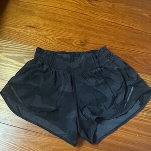 Lululemon Hotty Hot 2.5 inch - Black Camo